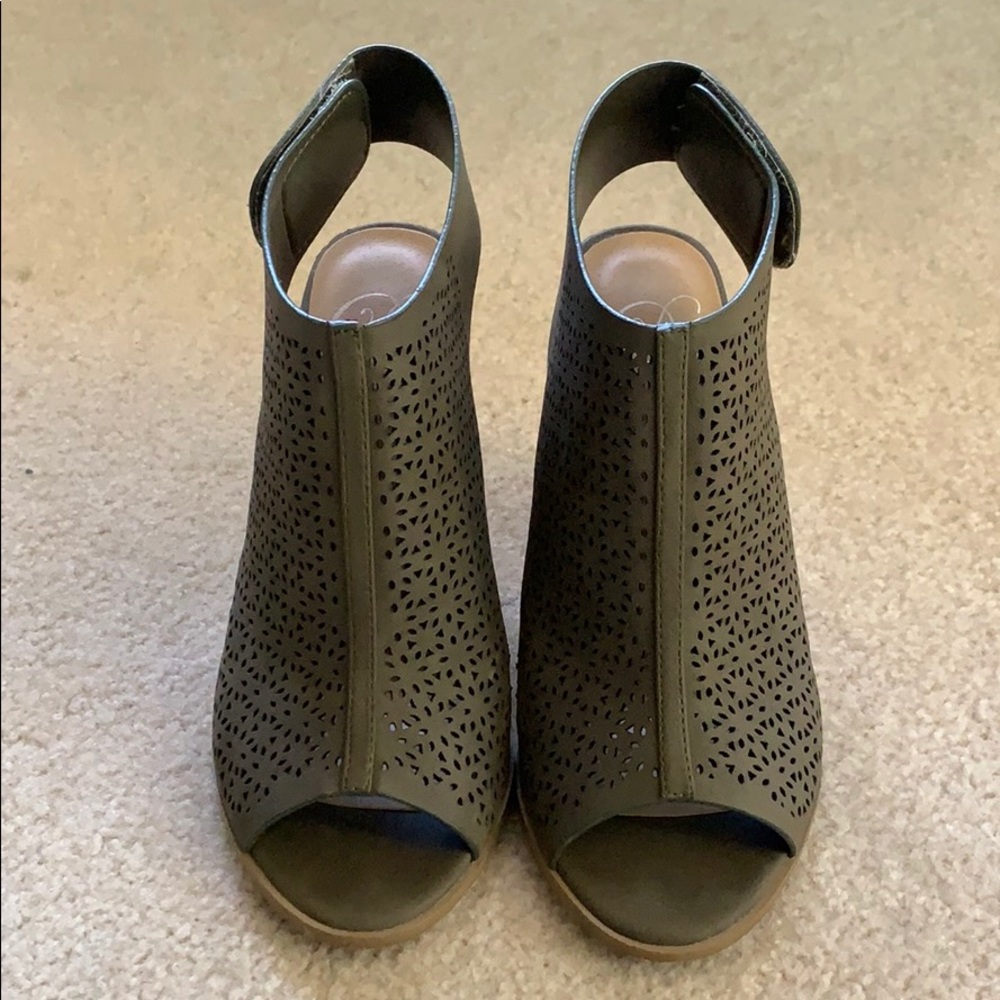 Women’s chunky heels.